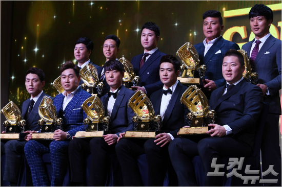 '두산, 지난해가 좋았지' 2016 KBO 골든글러브 시상식에서 통합 우승을 이룬 두산은 양의지(앞줄 왼쪽 두 번째부터), 김재호, 김재환 등 4명의 골든글러브를 수상자를 냈지만 올해는 단 1명도 뽑히지 못했다.(자료사진=이한형 기자)