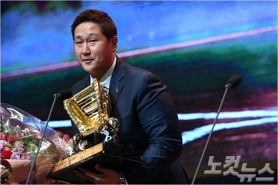 13일 서울 코엑스에서 열린 KBO 2017 골든글러브 시상식에서 골든글러브 1루수 부문에 선정된 롯데자이언츠 이대호가 소감을 말하고 있다. 박종민기자