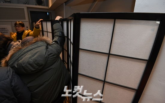 김기덕 폭행 사건 피해자 A 씨가 가림막 뒤에서 심경을 밝히고 있다. (사진=황진환 기자)