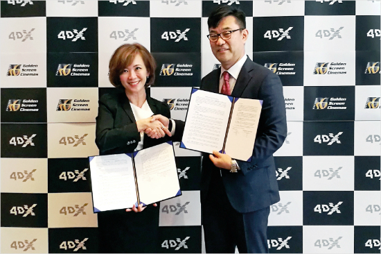 (왼쪽부터) 골든 스크린 시네마 CEO 고 메이 리(Koh Mei Lee)와 CJ 4DPLEX 조정훈 사업담당. (사진=CJ CGV 제공)