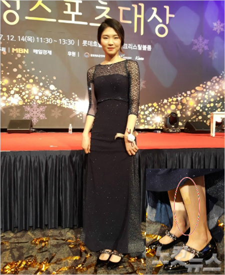 심석희가 14일 여성스포츠대상 시상식에서 대상을 수상한 뒤 개인 포즈를 취하고 있다. 오른쪽 아래 사진은 테이핑(빨간 원)을 한 발목에 낮은 굽의 구두를 신은 모습.(사진=노컷뉴스)