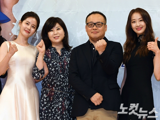 '언니는 살아있다'를 쓴 김순옥 작가와 연출을 맡은 최영훈 감독(가운데 두 명)이 지난 4월 열린 제작발표회에서 포즈를 취하고 있다. (사진=황진환 기자)