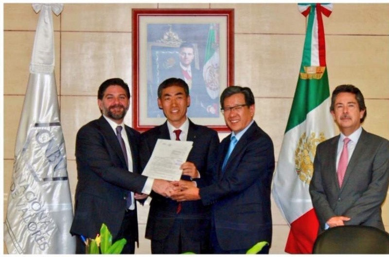 사진설명 : 신한은행 멕시코 현지법인 구형회 법인장(왼쪽에서 두번째) 멕시코 금융당국CNBV 하이메 곤잘레스 원장(왼쪽 첫번째)으로부터 영업인가서를 전달받고 있는 모습.(좌측부터 하이메 곤잘레스 CNBV 원장, 구형회법인장, 전비호駐멕시코 한국 대사, 카를로스 셉티엔 신한멕시코 사외이사)