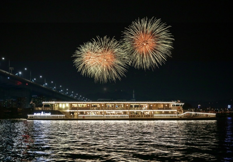 이랜드크루즈, 성탄절 불꽃 크루즈 출항