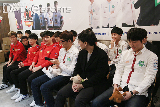 '팬분들 반갑습니다!' bbq-진에어, 합동 팬미팅 진행