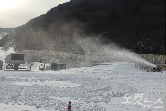 강원 정선군 북평면 가리왕산에 자리한 정선 알파인 경기장에서 제설기가 인공 눈을 쏟아내는 모습. (사진=노컷뉴스)