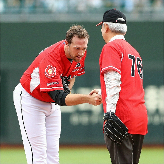 '이렇게 헤어졌다면 좋았을 것을' 롯데와 린드블럼이 결별 이후에도 폭로전을 이어가며 좋지 못한 뒤끝을 보이고 있다. 사진은 올해 NC와 준플레이오프에서 선발로 나선 린드블럼이 시구자로 나선 강병철 전 롯데 감독과 악수를 나누는 모습.(자료사진=롯데)
