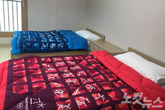 올림픽 선수촌에 머무는 선수들에게 제공되는 이불. 평창선수촌은 빨간색, 강릉선수촌은 파란색, 패럴림픽은 초록색 이불이 배치된다. (사진=노컷뉴스)