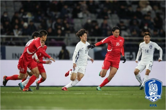 북한 수비 사이를 휘젓는 이재성. (사진=대한축구협회 제공)