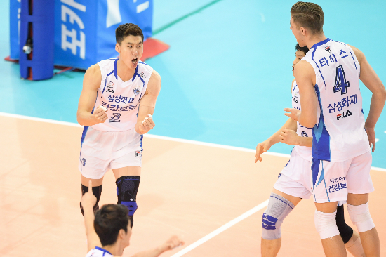 삼성화재 박철우가 15일 대전 충무체육관에서 열린 '도드람 2017-2018 V-리그' KB손해보험과 경기에서 득점에 성공하고 기뻐하고 있다. (사진=한국배구연맹 제공)