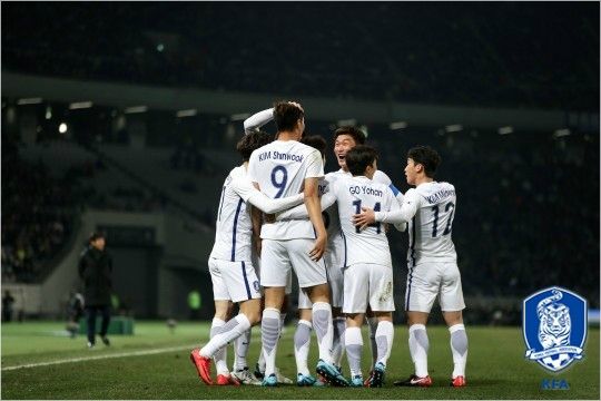 김신욱의 득점에 환하게 웃는 장현수(가운데)지만 경기 초반의 페널티킥 허용은 분명 한일전 패배의 빌미를 제공할 수 있었던 가슴 철렁했던 장면이다.(사진=대한축구협회 제공)