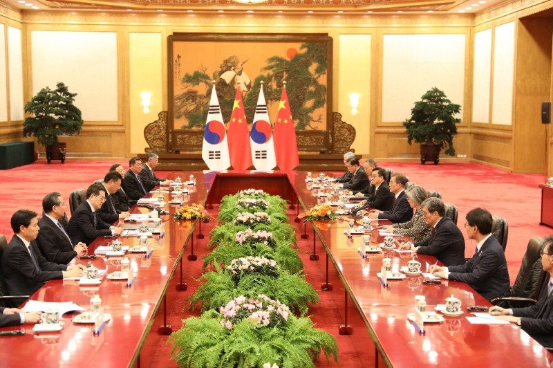 문재인 대통령이 시진핑 중국 국가주석과 14일 오후(현지시각) 중국 베이징 인민대회당에서 한-중 확대정상회담을 하고 있다. 사진=뉴시스