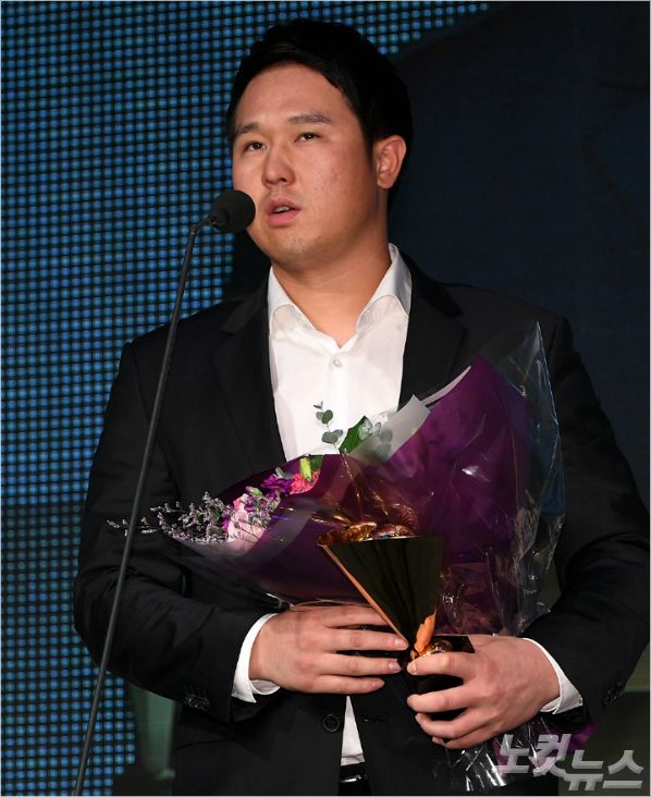 2017 타이어뱅크 KBO 시상식에서 SK 최정이 홈런, 장타율상에 대한 소감을 밝히는 모습.(자료사진=이한형 기자)