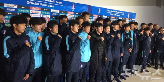 일본에서 열린 E-1 챔피언십에서 우승을 차지한 한국 축구대표팀이 17일 김포국제공항을 통해 입국한 뒤 단체사진을 찍고 있다. (사진=노컷뉴스)