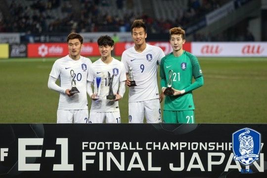 일본 도쿄에서 열린 E-1 챔피언십에서 한국 축구대표팀이 우승을 차지한 가운데 개인상 역시 싹쓸이했다. (왼쪽부터) 베스트 수비수 장현수, 최우수선수 및 'AU stats상' 이재성, 득점왕 김신욱, 베스트 골키퍼 조현우. (사진=대한축구협회 제공)