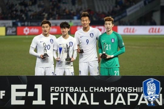 일본 도쿄에서 열린 E-1 챔피언십에서 한국 축구대표팀이 우승을 차지한 가운데 개인상 역시 싹쓸이했다. (왼쪽부터) 베스트 수비수 장현수, 최우수선수 및 'AU stats상' 이재성, 득점왕 김신욱, 베스트 골키퍼 조현우. (사진=대한축구협회 제공)