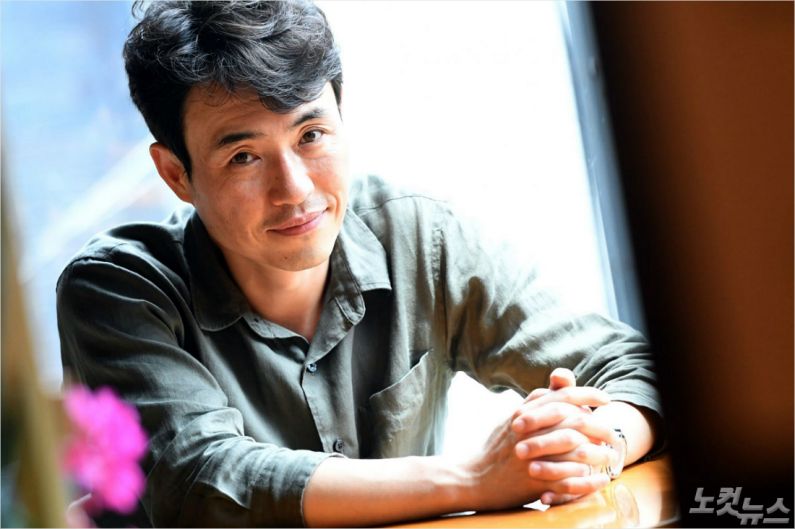 영화 '군함도'를 연출한 류승완 감독이 지난 8월 서울 종로구 한 카페에서 CBS노컷뉴스와 인터뷰 전 포즈를 취하고 있다. (사진=황진환 기자/자료사진)