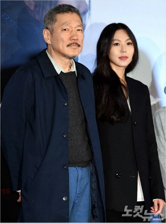 홍상수 감독(왼쪽)과 배우 김민희가 지난 3월 서울 자양동 롯데시네마 건대입구에서 진행된 영화 '밤의 해변에서 혼자'(감독 홍상수) 언론시사회 및 간담회에서 포즈를 취하고 있다. (사진=이한형 기자/자료사진)