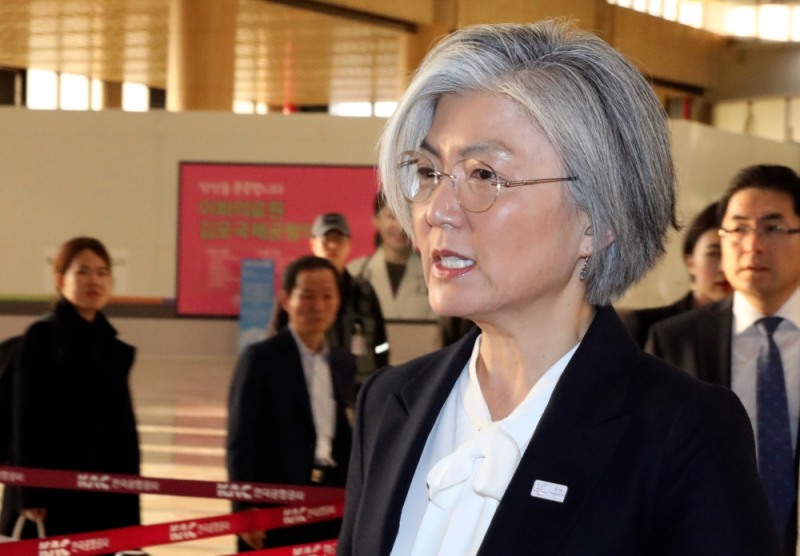 취임 뒤 처음으로 일본을 방문하는 강경화 외교부 장관이 19일 오전 김포국제공항을 통해 출국하고 있다. 강 장관은 이날 일본을 방문해 고노 다로 일본 외무상과 회담을 갖고 아베 신조 총리를 만날 예정이다. 사진=뉴시스