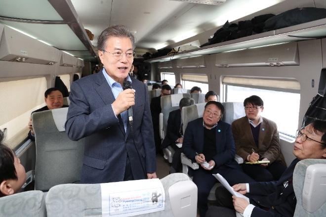 문재인 대통령이 19일 오전 2018 평창 동계올림픽 개최를 앞두고 서울-강릉간 운행될 KTX 경강선에서 언론사 체육부장단과 간담회를 하고 있다. (사진=뉴시스)