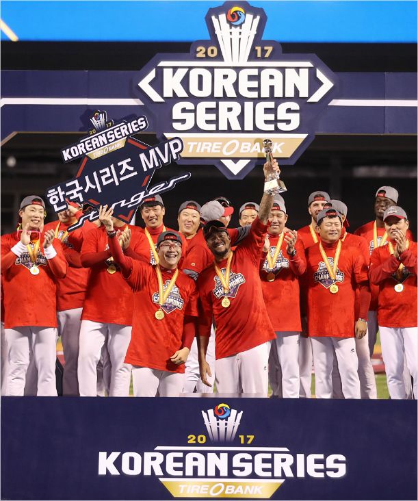'내년에도?' KIA 선수단이 10월30일 두산과 한국시리즈 5차전에서 우승을 확정지은 뒤 기뻐하는 모습.(자료사진=KIA)