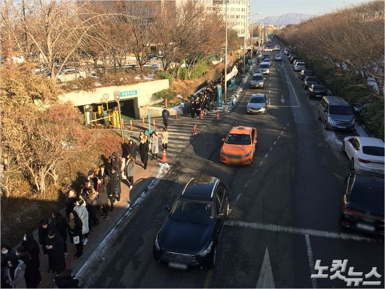 샤이니 종현 팬들의 조문 행렬이 끝없이 이어져 있다.