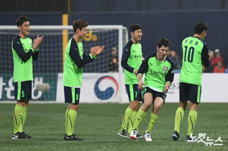 19일 오후 서울 구로구 고척스카이돔에서 열린 홍명보 자선축구 경기 ‘SHARE THE DREAM FOOTBALL MATCH 2017’ 에 출전한 하나팀 알베르토가 세리머니를 하고 있다. (사진=황진환 기자)ㅠ