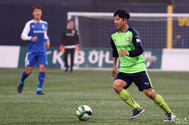19일 오후 서울 구로구 고척스카이돔에서 열린 홍명보 자선축구 경기 ‘SHARE THE DREAM FOOTBALL MATCH 2017’ 에 출전한 하나팀 박주호가 드리블을 하고 있다. (사진=황진환 기자)