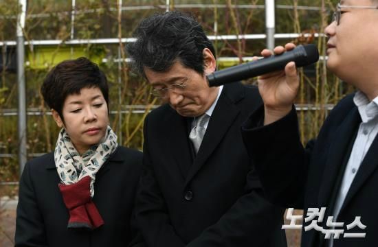 지난달 28일 오후 서울 서초구 중앙지법 정문앞에서 블랙리스트 국가배상 청구인단 배우 문성근(오른쪽)과 개그우먼 김미화가 MB정부 문화예술계 블랙리스트 국가배상 기자회견에 참석하고 있다. (사진=이한형 기자)