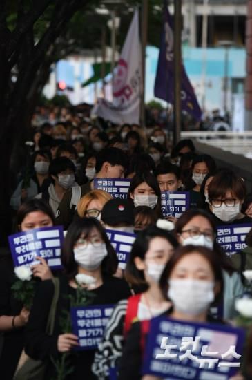 강남역 여성 살해 사건 1주기인 지난 5월 17일 저녁 서울 신논현역 인근에서 열린 추모 문화제에서 참가자들이 강남역 방면으로 행진하고 있다. (사진=이한형 기자)