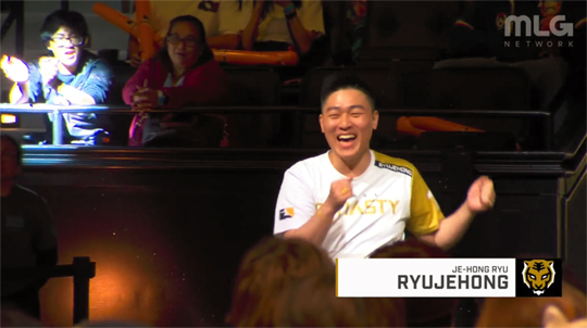 경기장에 들어서며 활짝 웃는 류제홍.(사진=오버워치 리그 중계 캡처)