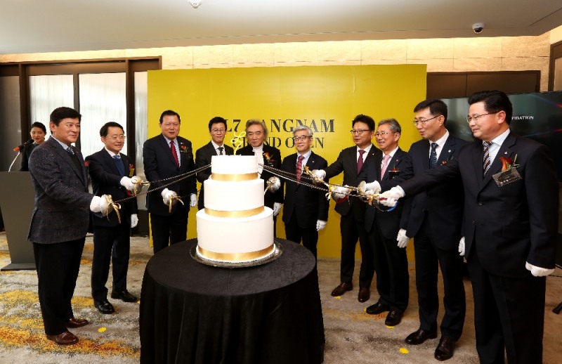 고학찬 예술의 전당 사장, 송용덕 호텔&서비스BU장, 황각규 롯데지주 대표이사, 김정환 롯데호텔 대표이사를 비롯한 내외빈들이 케이크 커팅을 하고 있다.(사진=호텔롯데)