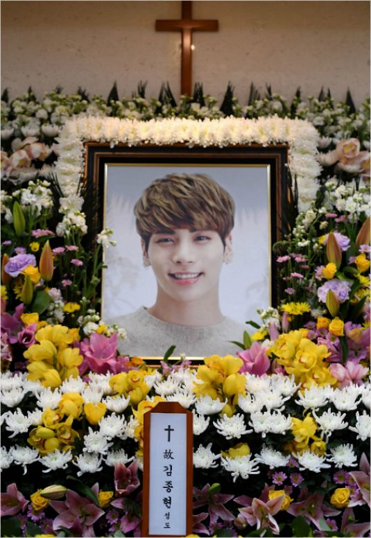 지난 18일 사망한 그룹 샤이니의 종현(김종현)의 빈소가 19일 오후 서울 풍납동 아산병원 장례식장 20호실에 마련됐다. (사진=사진공동취재단 제공)