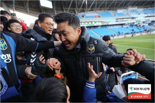 2017시즌도 힘겹게 K리그 클래식에 잔류한 인천 유나이티드는 서포터스들이 강인덕 대표이사와 이기형 감독의 퇴출을 공개 요구하는 등 매해 내우외환이 끊이지 않고 있다.(사진=한국프로축구연맹 제공)