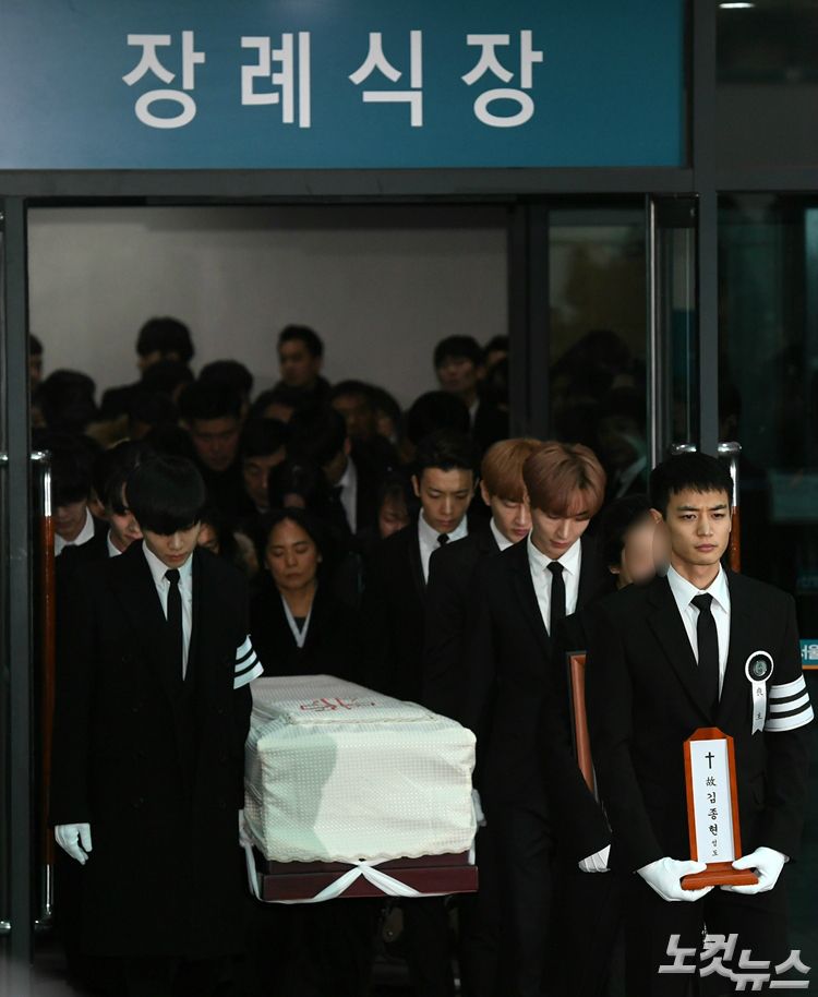 21일 오전, 서울 송파구 서울아산병원 장례식장에서 故 샤이니 종현(본명 김종현)의 발인식이 엄수됐다. (사진=이한형 기자)