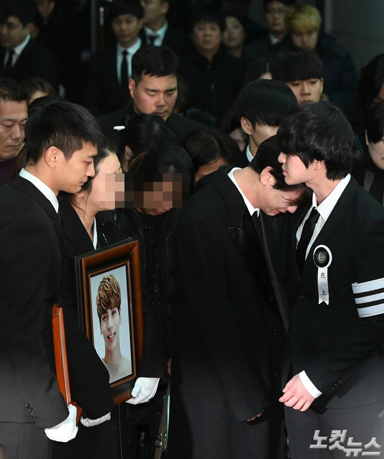 21일 오전, 서울 송파구 서울아산병원 장례식장에서 故 샤이니 종현(본명 김종현)의 발인식이 엄수됐다. 샤이니 멤버 키가 온유에게 기대 슬퍼하고 있다. (사진=이한형 기자)