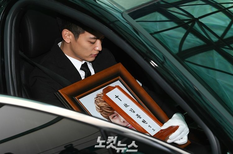 샤이니 민호가 고인의 영정사진과 위패를 들고 운구차량에 탑승하고 있는 모습 (사진=이한형 기자)