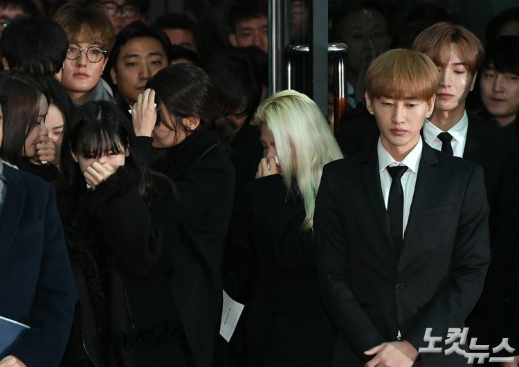 故 샤이니 종현의 동료들이 슬픔에 잠겨 있다. (사진=이한형 기자)