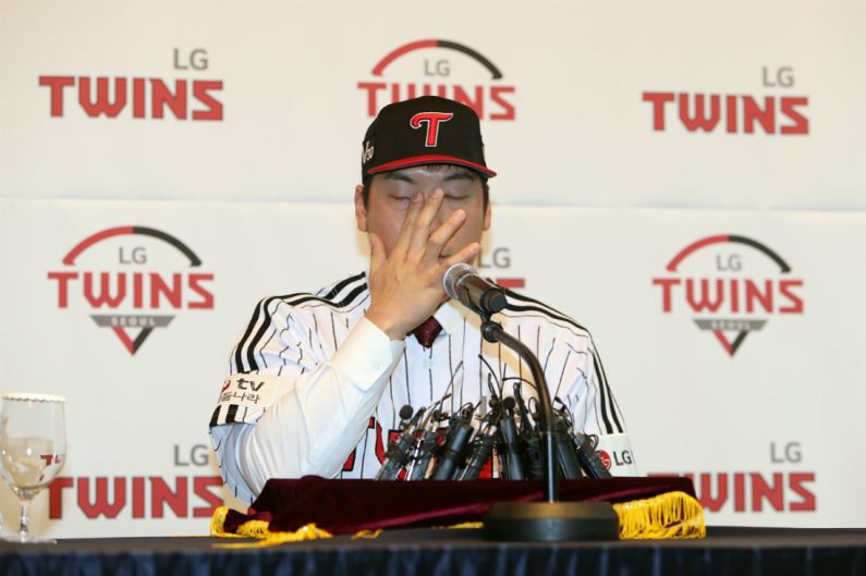 LG 트윈스와 FA 계약을 맺은 김현수가 21일 서울 인터콘티넨탈호텔에서 열린 입단식에서 소감을 전하다 눈물을 흘리고 있다. (사진=LG 제공)