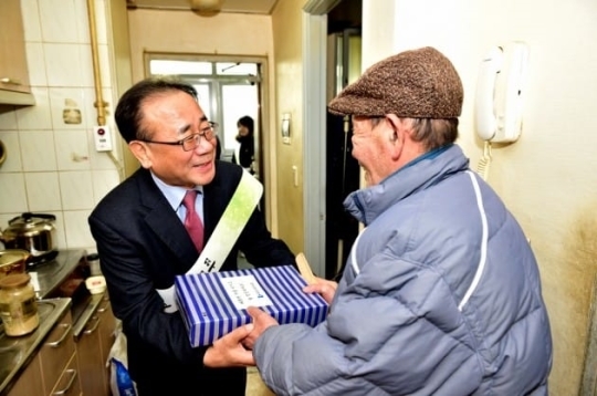 대구도시공사, 홀몸 어르신 방한용품 나눔