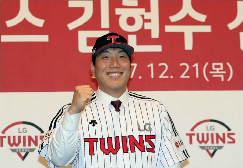 '내가 왔다' 김현수가 21일 LG 공식 입단식에서 주먹을 들고 내년 활약을 다짐하고 있다.(사진=LG)