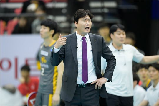 지난 19일 열린 한국전력과 KB손해보험의 '도드람 2017`2018 V-리그' 남자부 3라운드는 심각한 오심 논란으로 해당 경기의 주심과 부심이 무기한 출장 정지, 경기감독관과 심판감독관도 무기한 자격정지의 중징계를 당했다.(사진=한국배구연맹 제공)