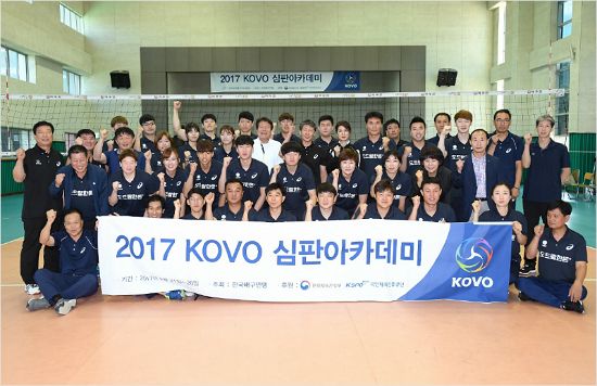 2017~2018시즌을 앞두고 열린 한국배구연맹(KOVO) 심판아카데미의 모습. KOVO는 매 시즌을 앞두고 심판 보수 교육 등으로 심판 질적 향상을 이끌고 있지만 현역 심판의 절대적인 수가 부족한 것이 현실적인 문제다.(사진=KOVO 제공)