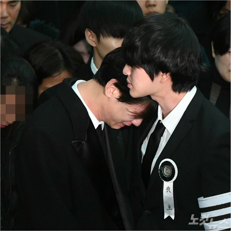 (왼쪽부터) 故 샤이니 멤버 종현(본명 김종현) 발인에서 상주를 맡은 키와 온유. (사진=이한형 기자)