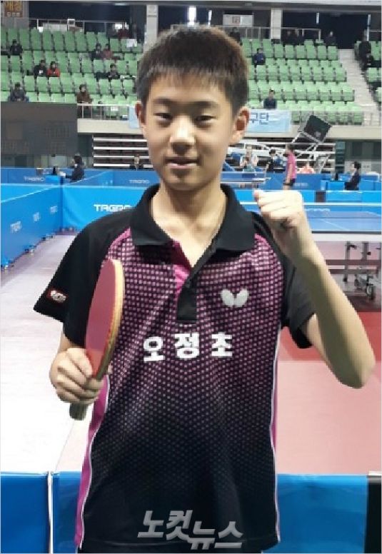 '아버지를 위하여' 오준성이 23일 제 71회 전국남녀종합탁구선수권대회 남자 단식 1회전에서 5살 위인 고교생을 꺾은 뒤 포즈를 취하고 있다.(대구=노컷뉴스)