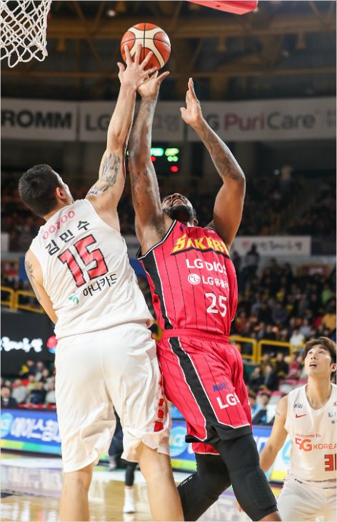 SK 김민수가 23일 LG와 원정에서 제임스 켈리의 슛을 블록하고 있다.(창원=KBL)