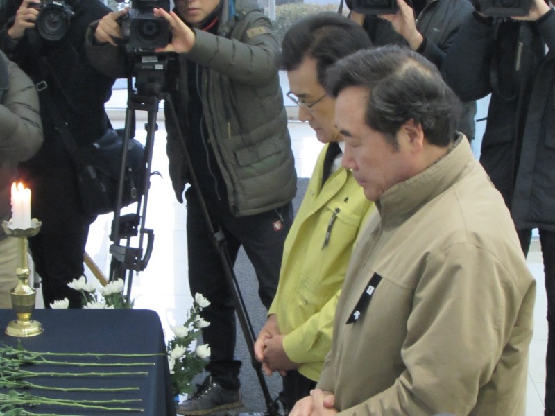 24일 오전 이낙연 국무총리가 충북 제천시청을 방문해 임시 분향소에서 헌화한 뒤 묵념을 하고 있다.(사진=뉴시스)