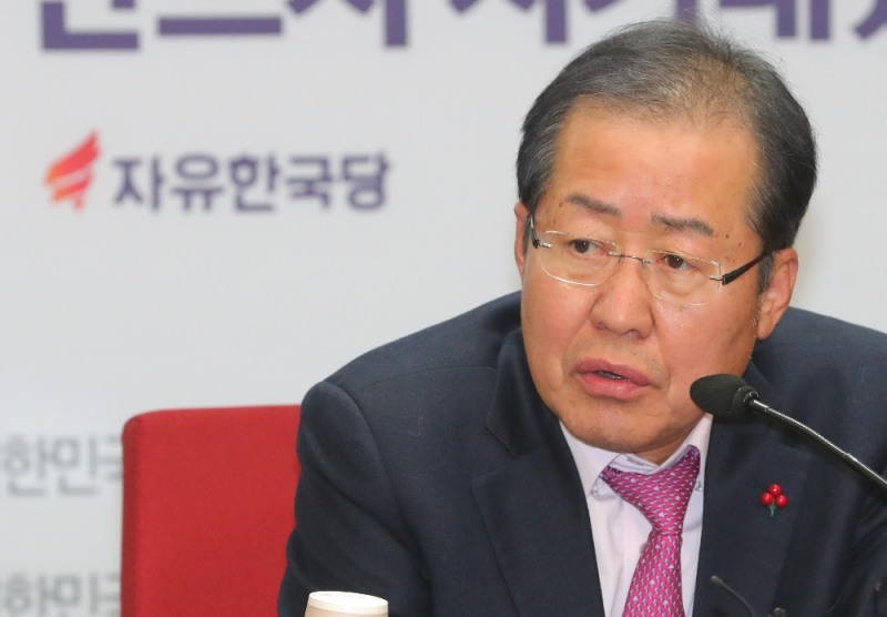 대법원 상고심에서 무죄 판결을 받은 홍준표 자유한국당 대표가 22일 오후 서울 여의도 중앙당사에서 기자간담회를 열고 입장을 표명하고 있다.(사진=뉴시스)