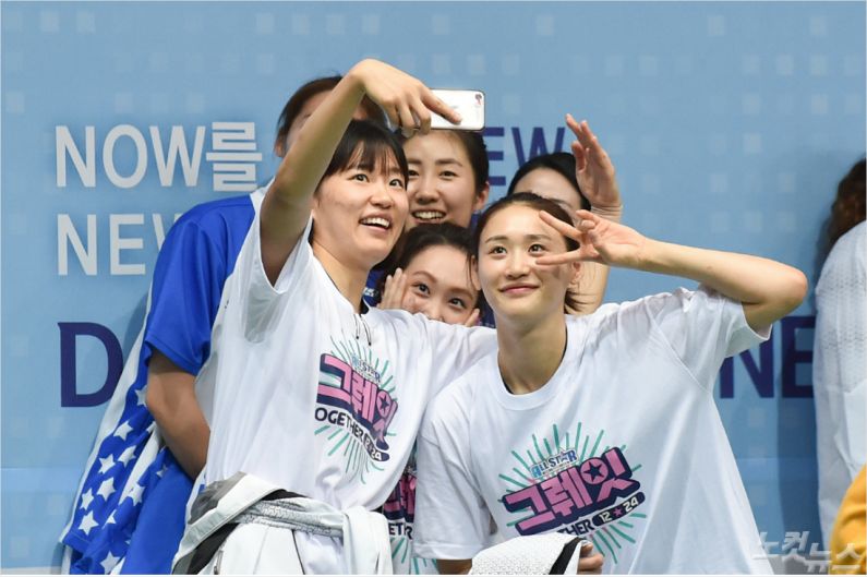 여자프로농구 올스타전 MVP 구슬(사진 왼쪽)이 올스타 동료들과 기념 촬영을 하고 있다 (사진 제공=WKBL)