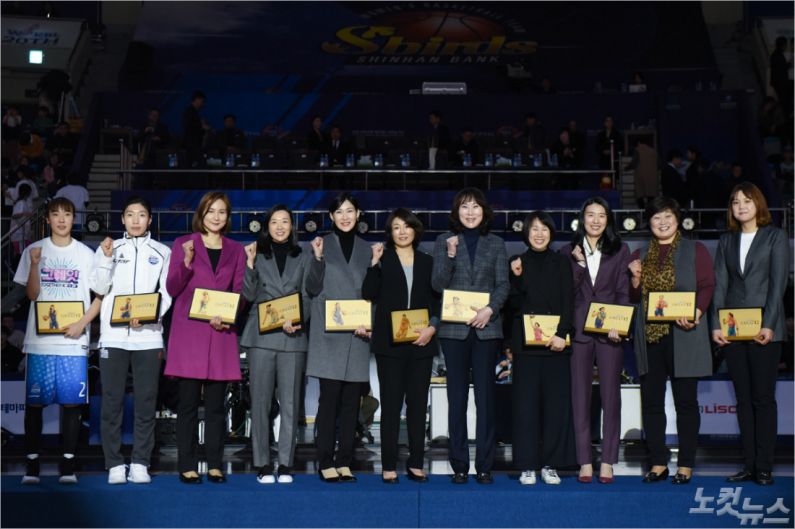 여자프로농구 20년을 빛낸 12명의 스타 'GREAT 12'에 이름을 올린 여자농구 레전드들. 왼쪽부터 박혜진, 임영희, 신정자, 이미선, 박정은, 김지윤, 정선민, 김영옥, 전주원, 유영주, 정은순 (사진 제공=WKBL)